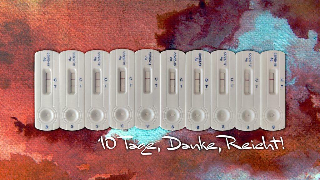 Zehn weiße COVID-19-Schnelltestkassetten sind horizontal auf einem bunten, strukturierten Hintergrund aufgereiht. Alle zeigen eine Linie bei C. Der weiße Text am unteren Rand lautet: 10 Tage, Danke, Reicht!-Wiedersehen nach 2,5 Jahren!.