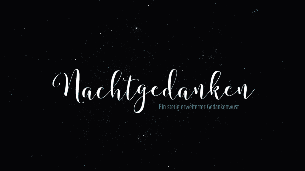 Weiße handschriftliche Schrift buchstabiert Nachtgedanken auf schwarzem Sternenhintergrund. Darunter steht in kleinerer blauer Schrift Ein stetig erweiterter Gedankenwust. Winzige sternförmige Flecken unterstreichen die ruhige, kontemplative Stimmung dieses von Nachtgedanken inspirierten Bildes.