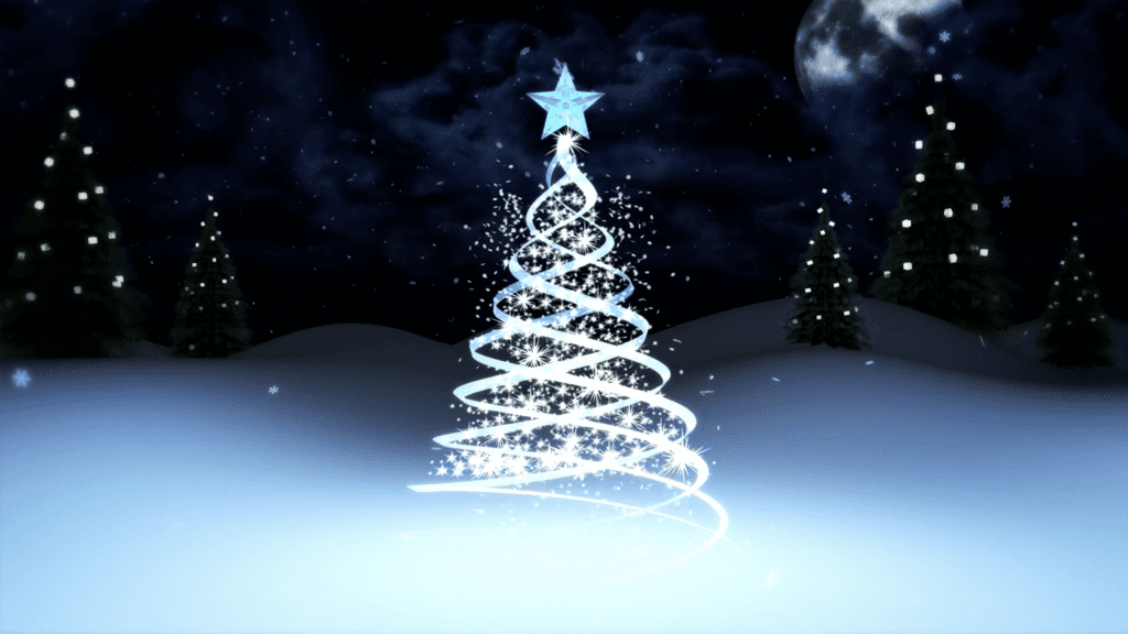 Eine leuchtende weiße Spirale bildet einen stilisierten Weihnachtsbaum mit funkelnden Lichtern und einem blauen Stern auf der Spitze. Dieses bewegte Bild zeigt den Baum auf verschneitem Boden vor einem Vollmond, silhouettierten Tannen und "Frohe Weihnachten" am Nachthimmel.