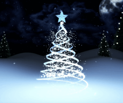 Eine leuchtende weiße Spirale bildet einen stilisierten Weihnachtsbaum mit funkelnden Lichtern und einem blauen Stern auf der Spitze. Dieses bewegte Bild zeigt den Baum auf verschneitem Boden vor einem Vollmond, silhouettierten Tannen und "Frohe Weihnachten" am Nachthimmel.